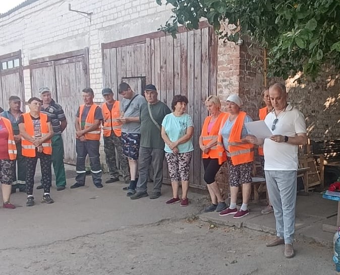 Фотографія Ю.Стальниченко з колективом "Менакомунпослуга"